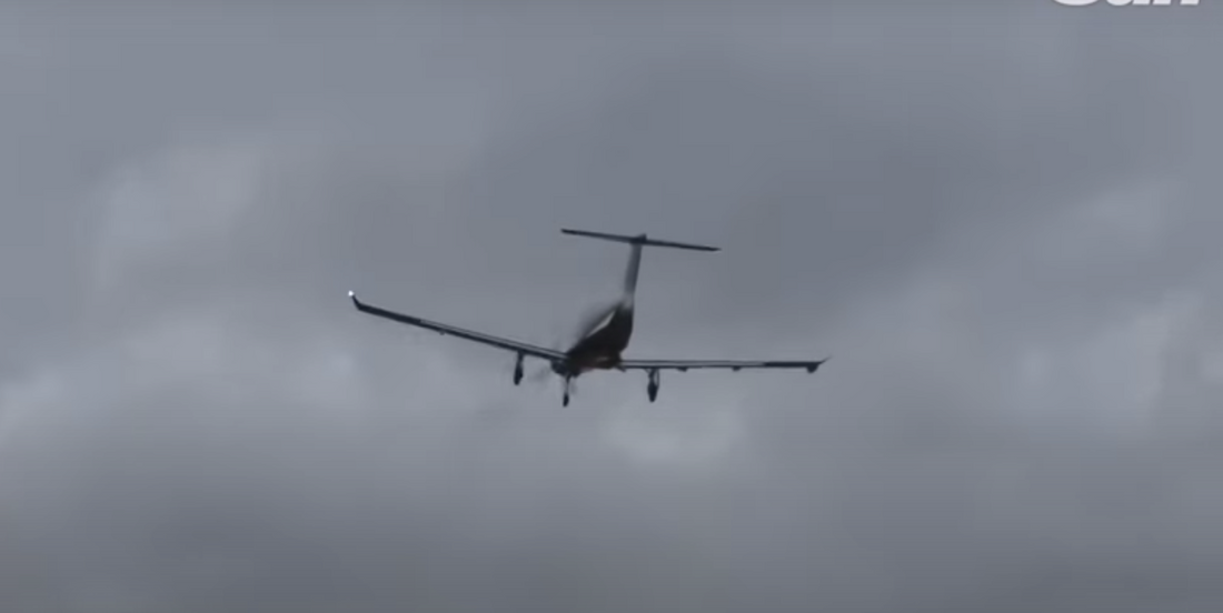 Un avion tente d'atterrir en pleine tempête